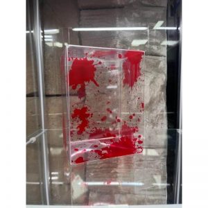 Caja protectora de Funkos con diseño de manchas de sangre